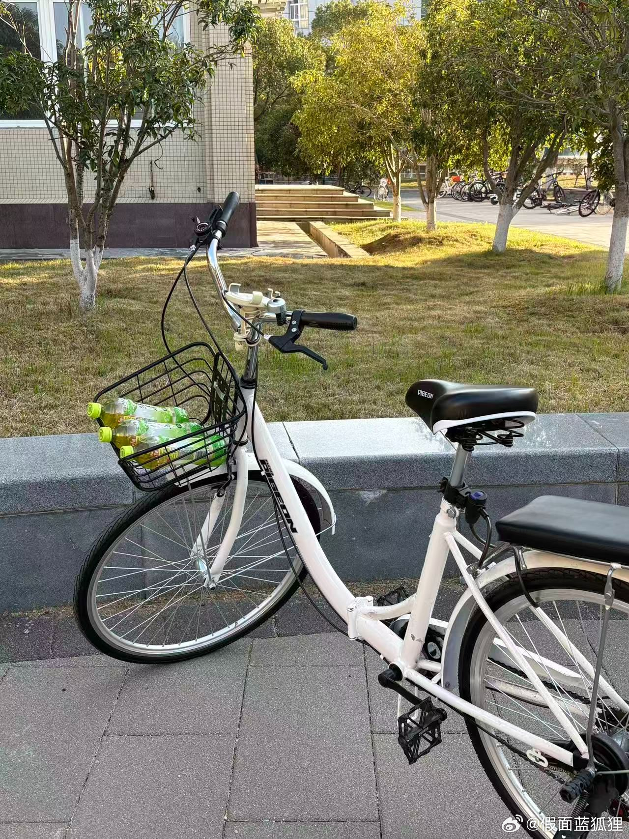 放学路上跟同学随手买了康师傅绿茶，结果我俩都中了 “再来一瓶”！直接在便利店原地