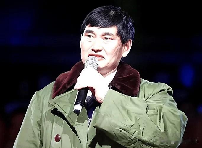 前几年 朱之文之所以红，一是歌唱的确实好。二是憨厚的农民形象，被称为草根明星，大