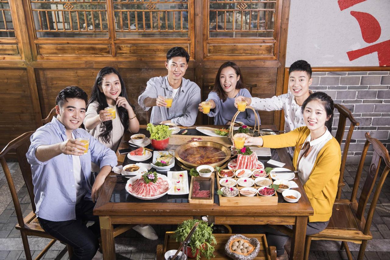 请朋友同事出去吃饭你付钱吗? 
——说到这个问题，简直是朋友圈里的“烫手山芋”，