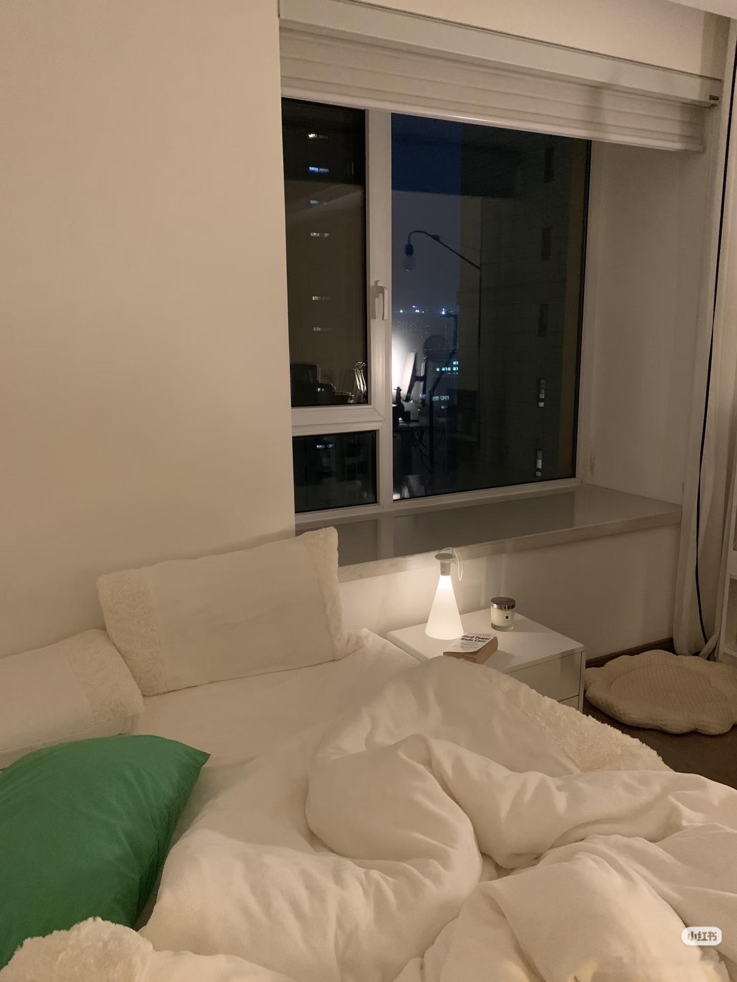 不敢想i人住进去得有多幸福家里每个角落都藏着小惊喜，沙发能窝成一团，窗帘拉上就是