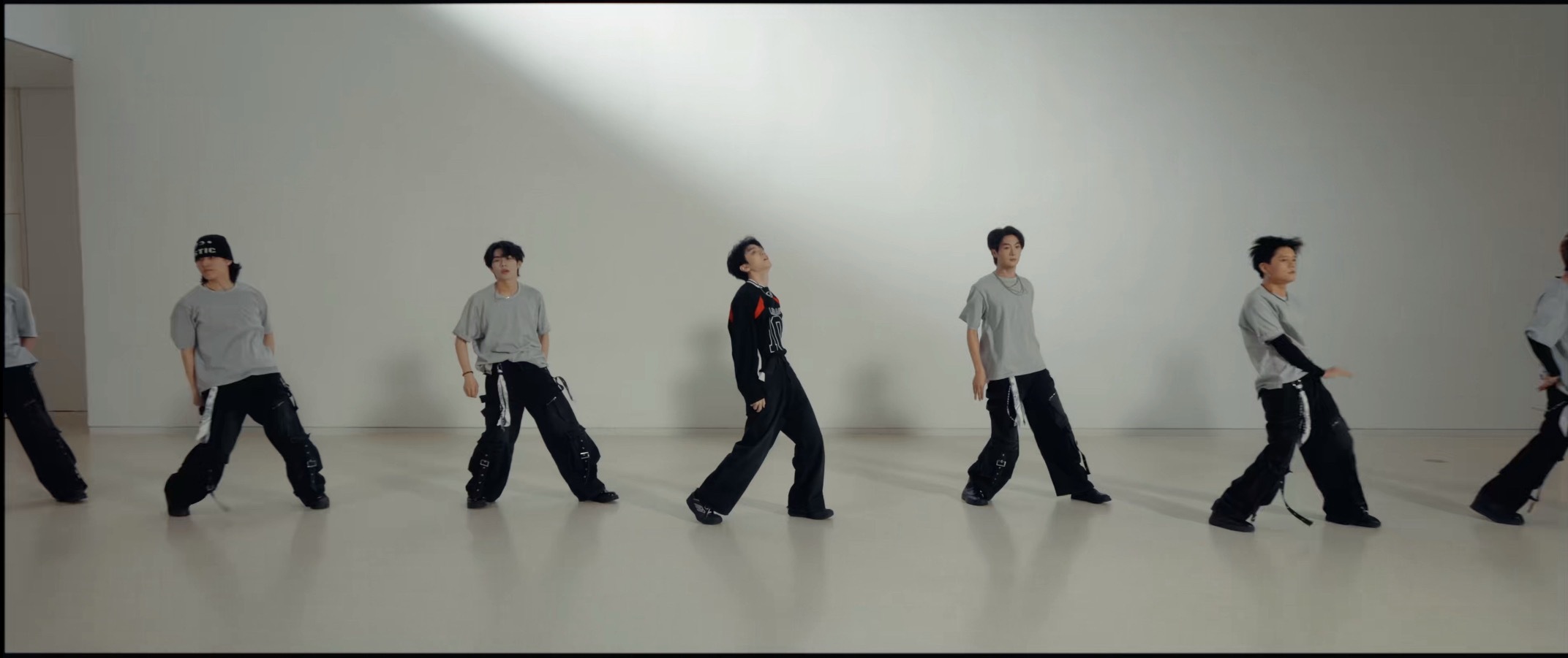 王俊凯专辑新歌疑疑疑练习室performance当你问我什么是伴舞什么是爱豆：王