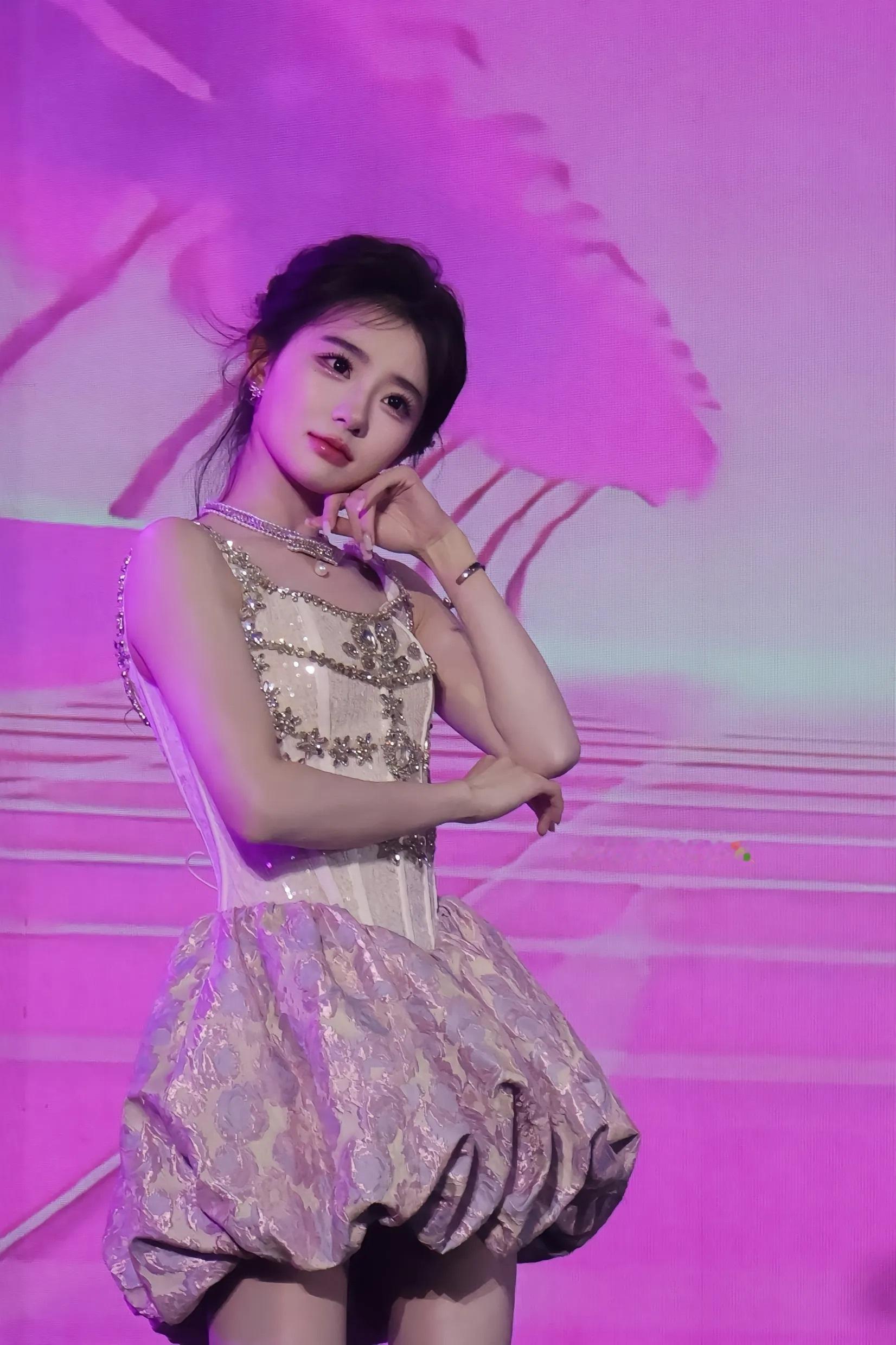 你说话淡淡的 闻起来淡淡的 声音也淡淡的 但是在这人潮的颜色洪流里 你怎么那么鲜