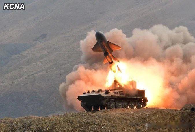🇰🇵朝鲜的履带式火箭发射装置，外观类似 P-15 “泰米特”导弹系统。