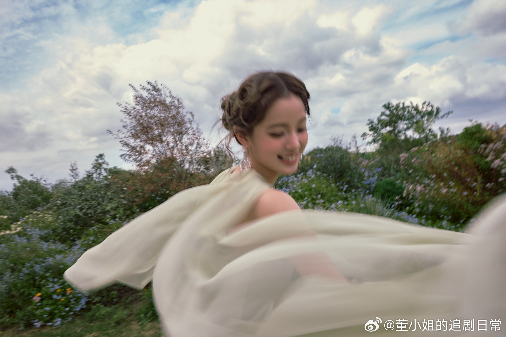 欧阳娜娜神图意境这个词在欧阳娜娜身上完美展现，真的绝美！草丛中奔跑的少女，阳光明