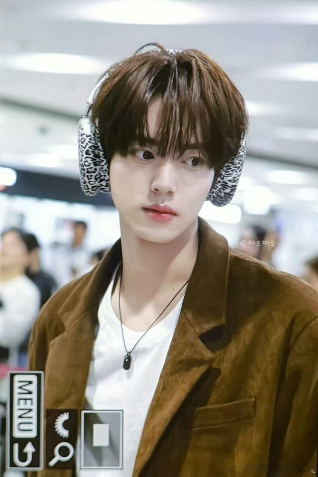 韩维辰豹纹耳机机场look ​​​韩维辰这个萌～豹纹耳机太可爱啦！ ​​​