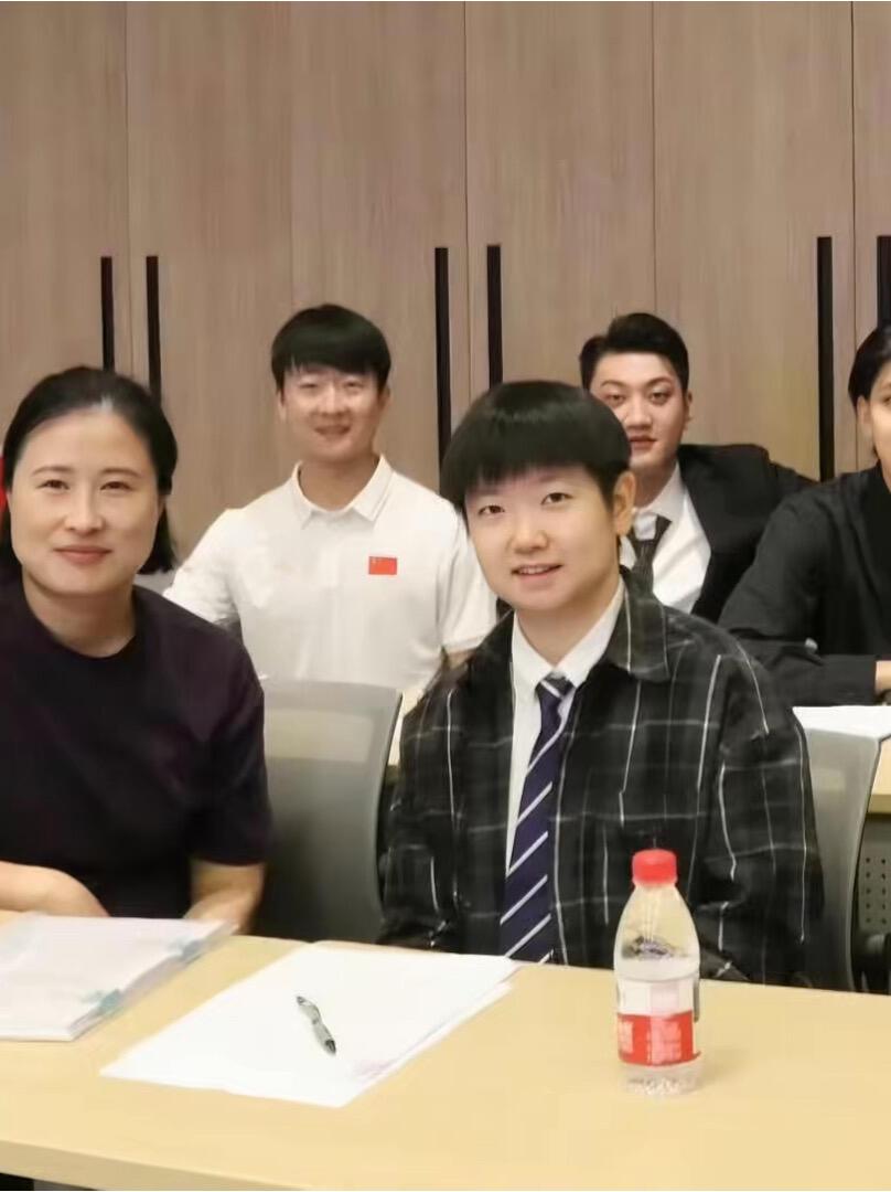 小莎学姐，原来那一天是莎莎，格子衬衫，还打了学生领结，好端庄！
是上海交大参加毕