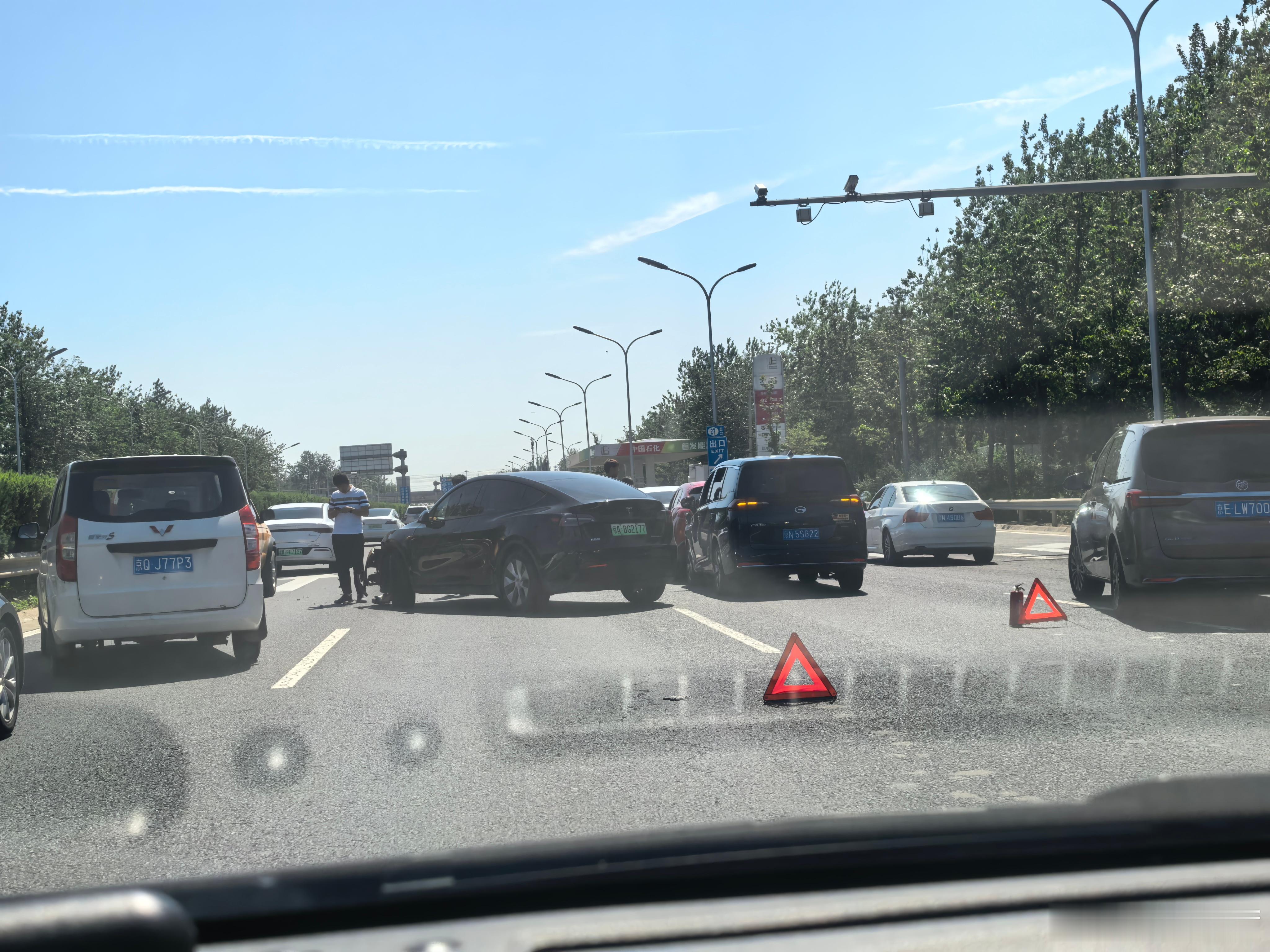 这么好的路，硬生生开出5车连撞。盲猜是最前车错过出口，向右兵线，后面四车避让不急