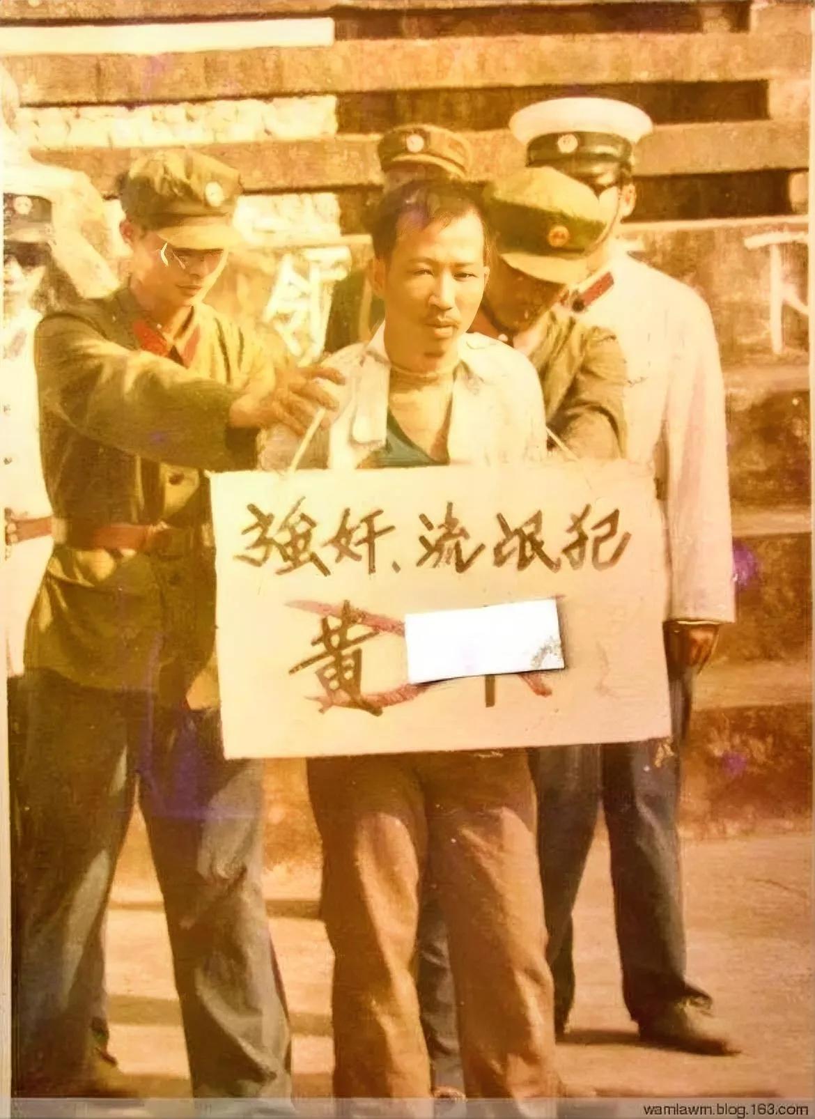 1983年，一名“流氓犯”即将被押赴刑场，照片中的这名男子穿着白衬衫，脖子上挂着