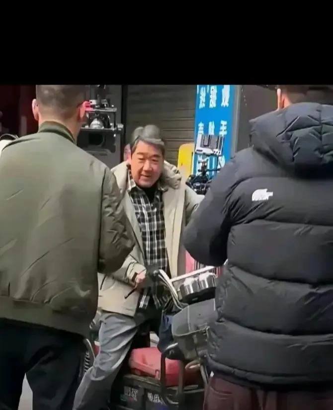 张国立，今年70岁了，骑个小电驴子逛悠，被人拍下来了。张国立真是天生的当演员的料