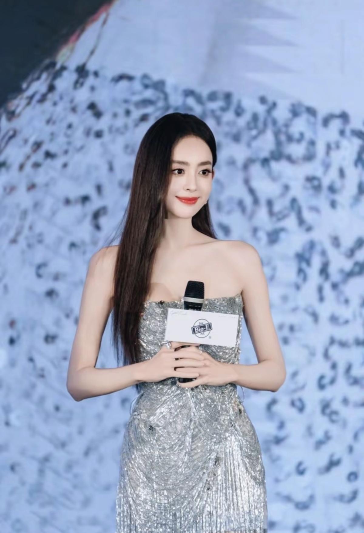 简约的银色，被她穿出了不简单的惊艳感，每一步都自带聚光灯[比心]笑意盈盈，落落大