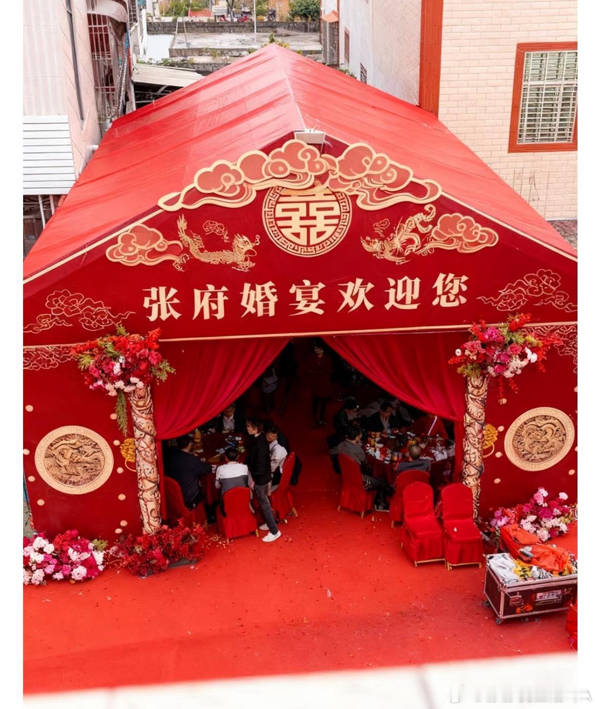 陕西一婚宴遇暴雨真成流水席这场婚宴碰上大雨，妥妥变成名副其实的流水席，氛围感一下