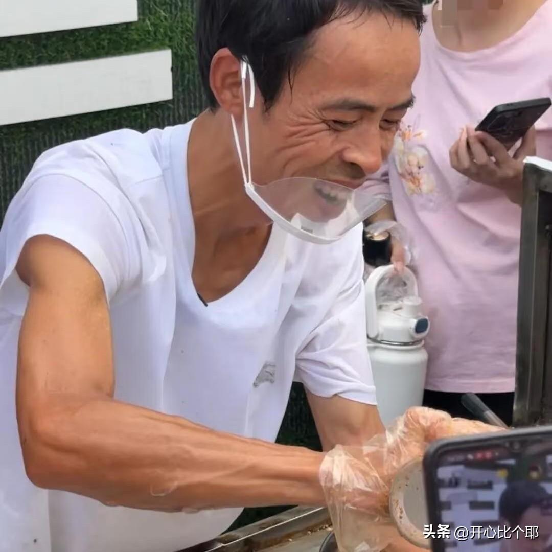 景德镇一位卖鸡排的摊主最近火了。顾客说有点饱，他几句话就让人掏钱。

现在做买卖
