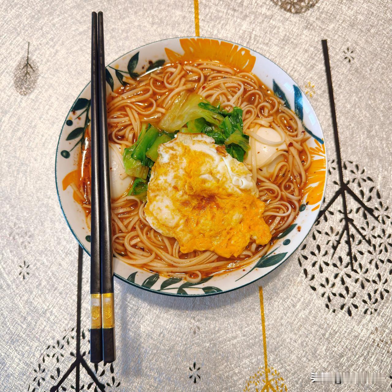 一早起来给自己烧了一碗长寿面……
褪去浮华，更懂珍惜。愿往后余生，心有山海，静而