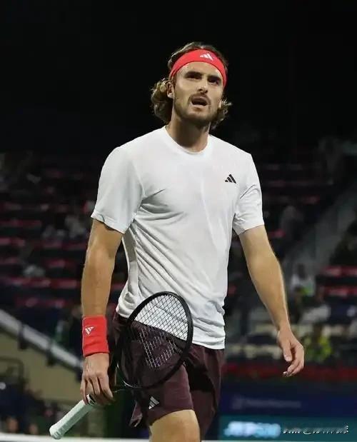 卫冕冠军在迪拜不敌安贝尔后，
本周西西帕斯八年来首次跌出了世界排名前40。
他对