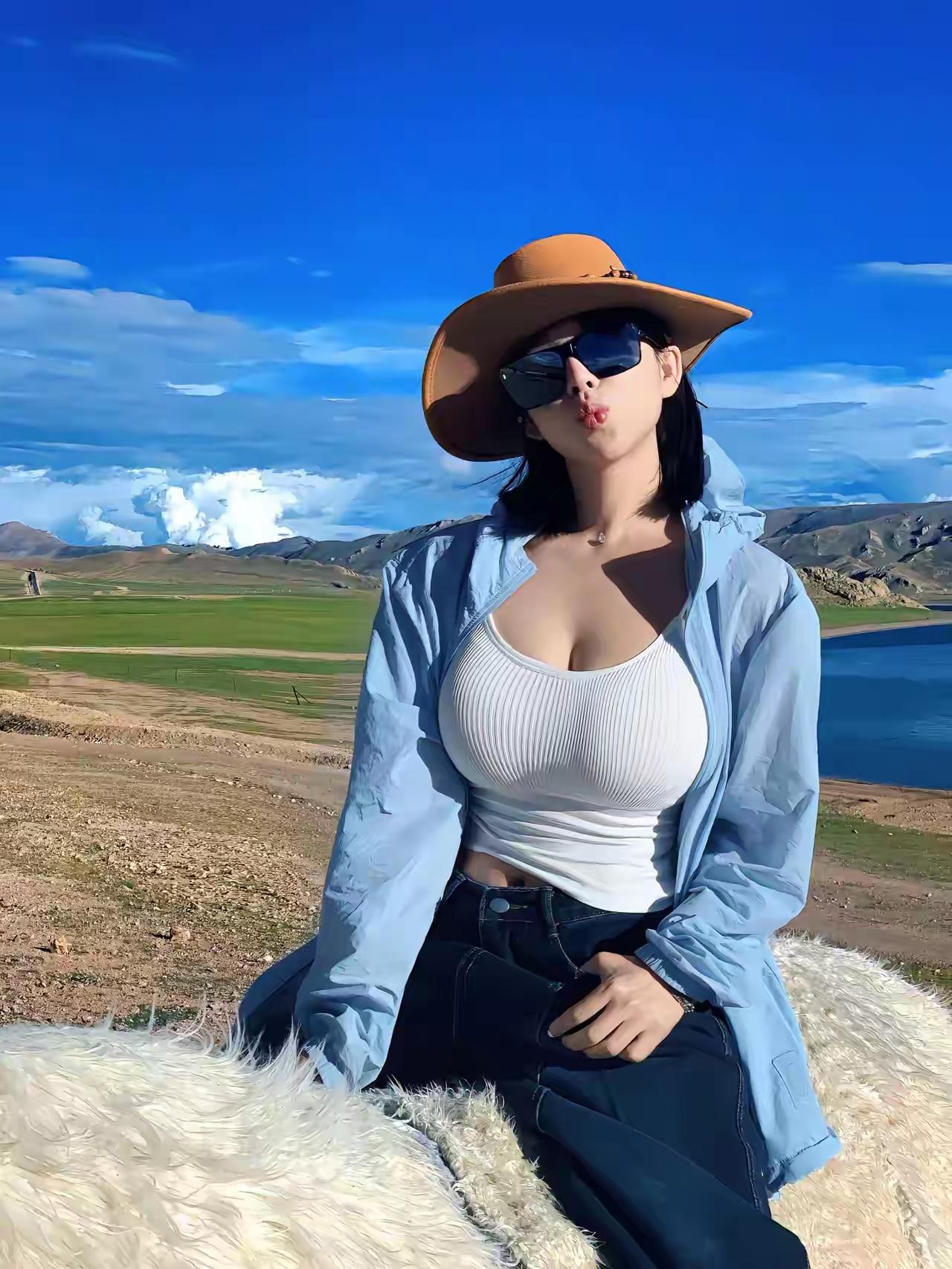 在蓝天白云下，沿着和天一色的湖边遛弯儿，简直是神仙般的享受。湖水荡漾着，波光粼粼