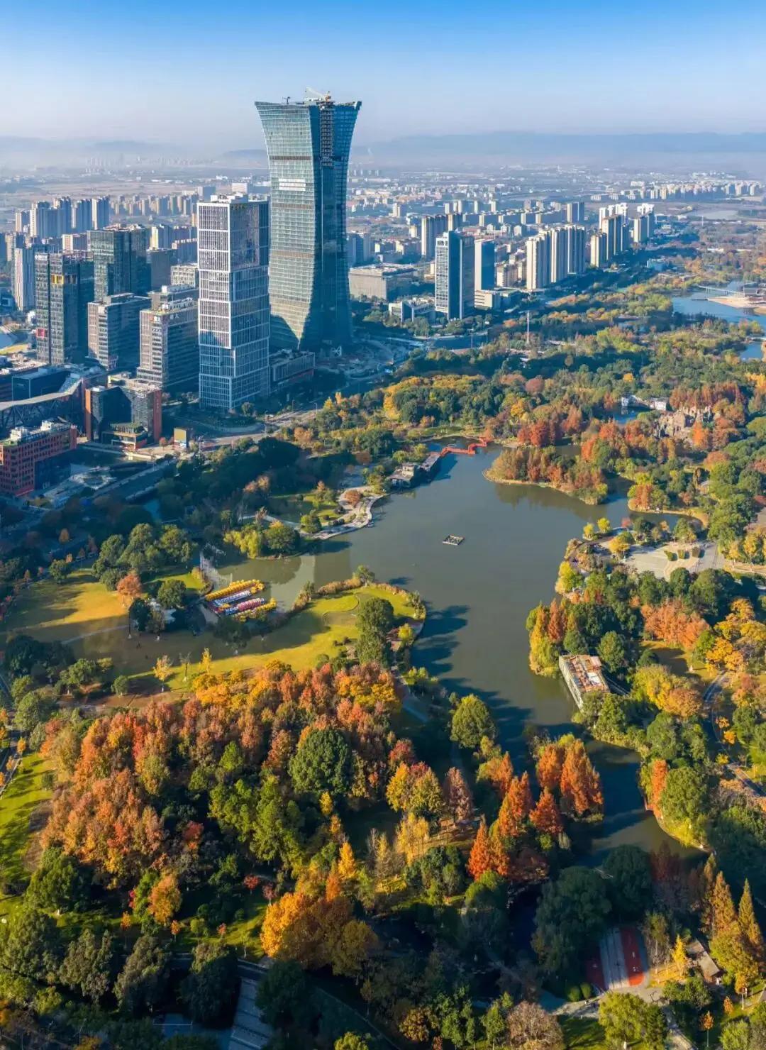 说起中国港口强市，很多人率先想到上海、深圳，却常常忽略低调发力的宁波，这座城市凭