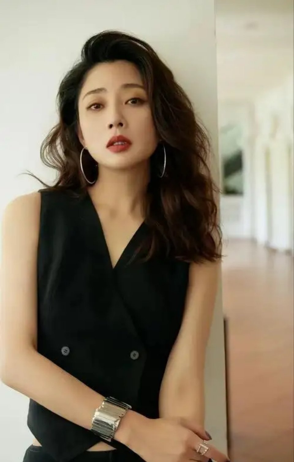 46岁殷桃现状：定居北京，已与入狱丈夫离婚，如今单身无后很洒脱 
