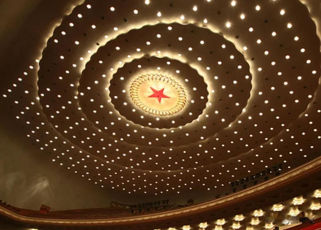 1959年，人民大会堂迅速竣工，耗时不到一年。毛主席来参观时，突然指着天花板笑着