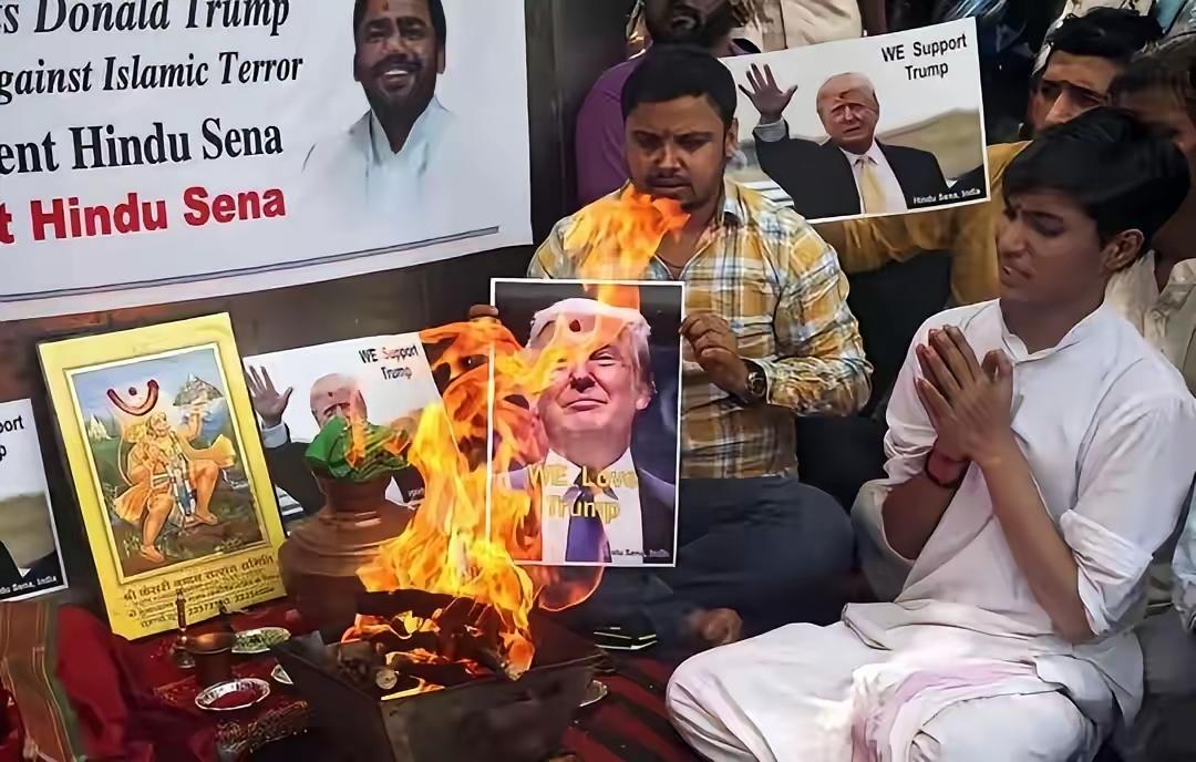 这难道是魔法打败魔法？！
你瞧，印度人正以宗教方式焚烧特朗普照片，妄图借助湿婆神