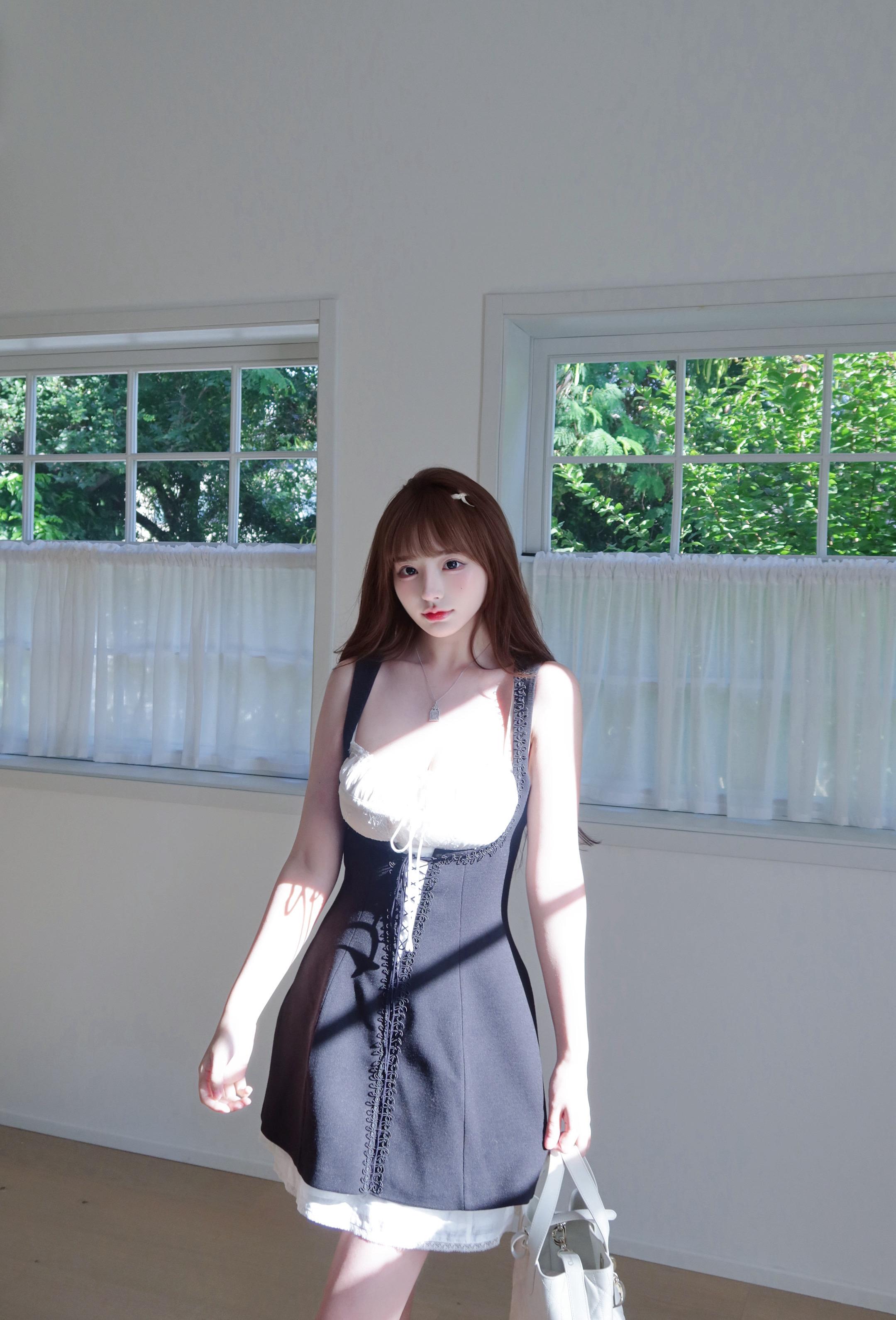 你居然穿着我给你买的衣服陪她吃饭