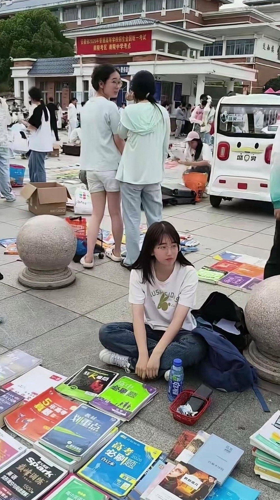 高考结束，校门口这一幕，真不是滋味 