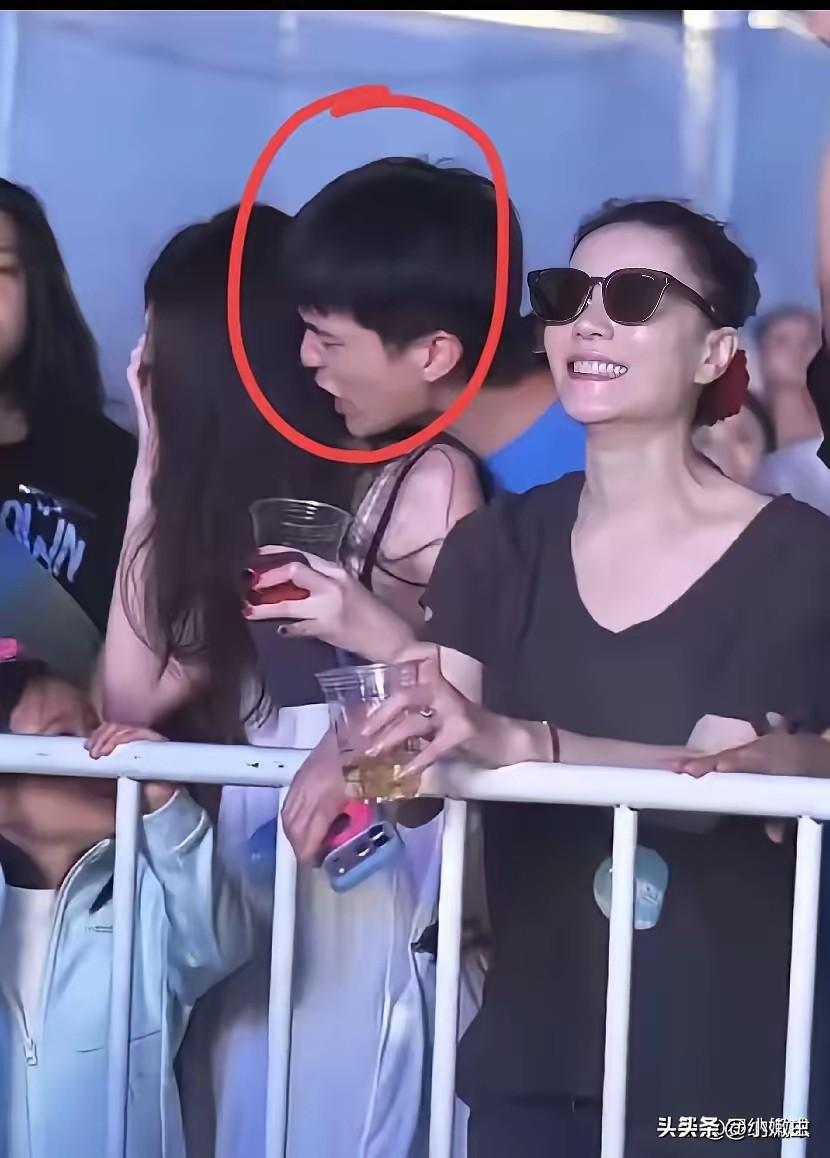 这情况，谁的错，妈妈的错吗？
交友不慎，女儿被这么亲密接触，都还在笑。
李亚鹏看