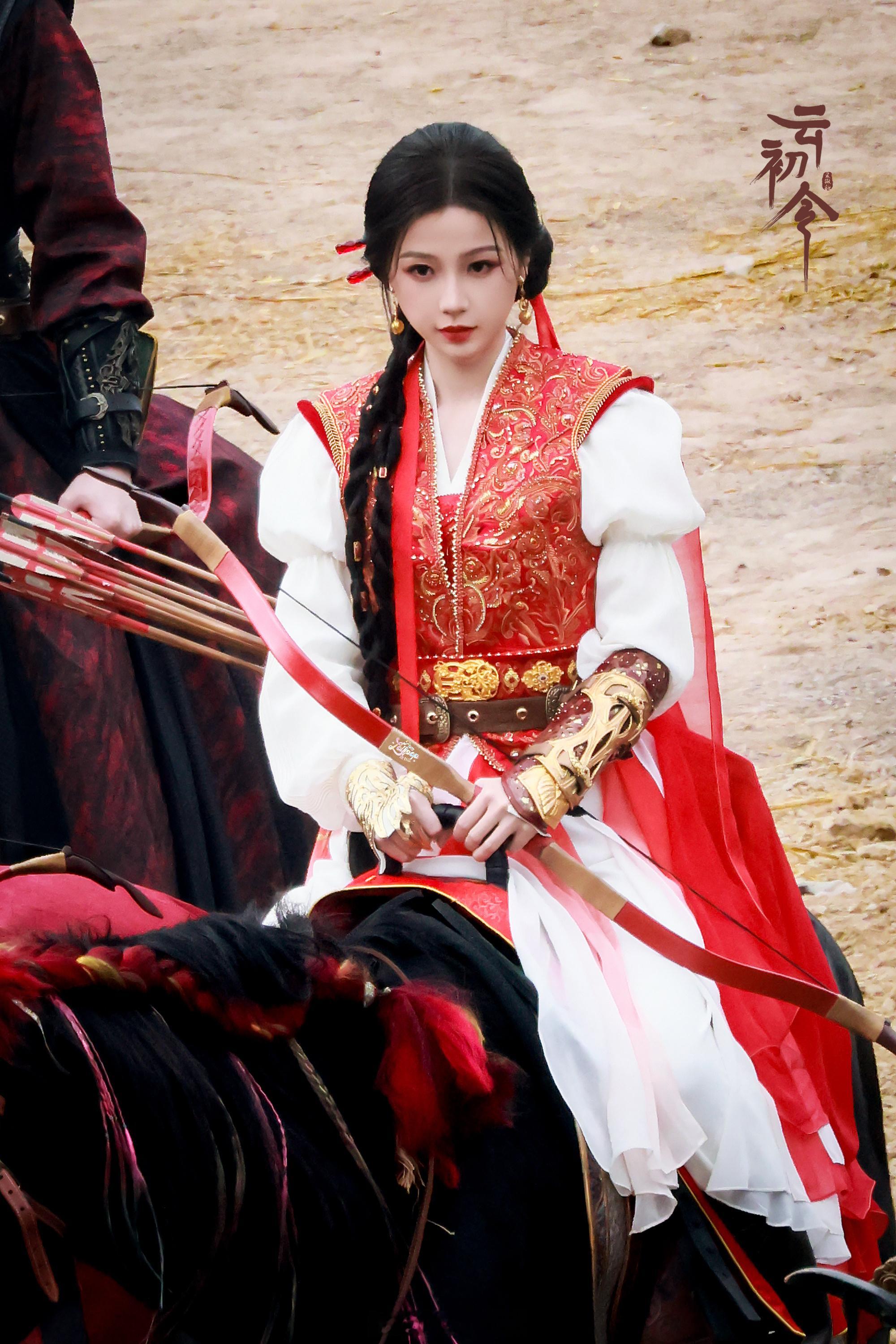 云初令虞书欣红衣骑马路透来啦！云初新造型这太帅了吧！