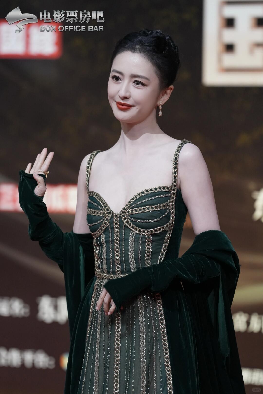 真想问问佟丽娅，这么老气的妆造是哪家做的。

本来丫丫是个很灵动的女星，可是这次