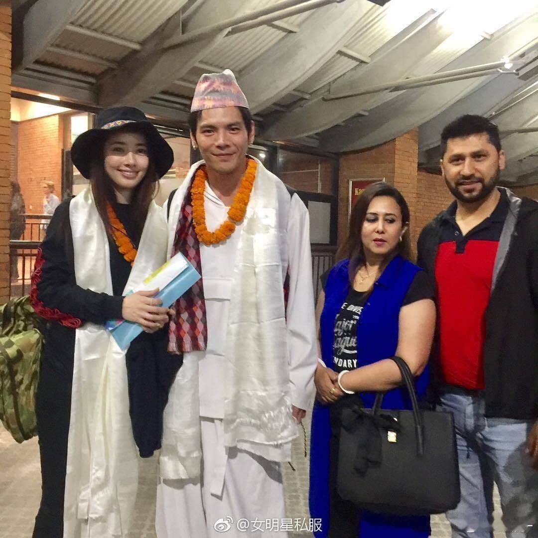 向佐郭碧婷为尼泊尔捐赠医院总有人用行动定义“影响力”。不是转瞬即逝的话题，而是在