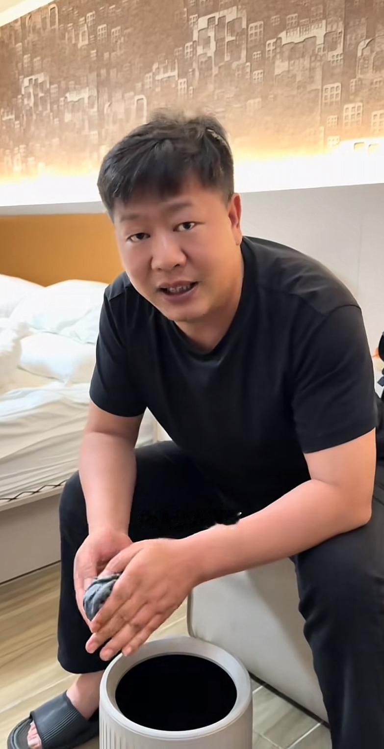 上海阿牛哥的粉丝，不分青红皂白，一窝蜂跑到张大炮的账号底下对他一通乱喷，还集体举