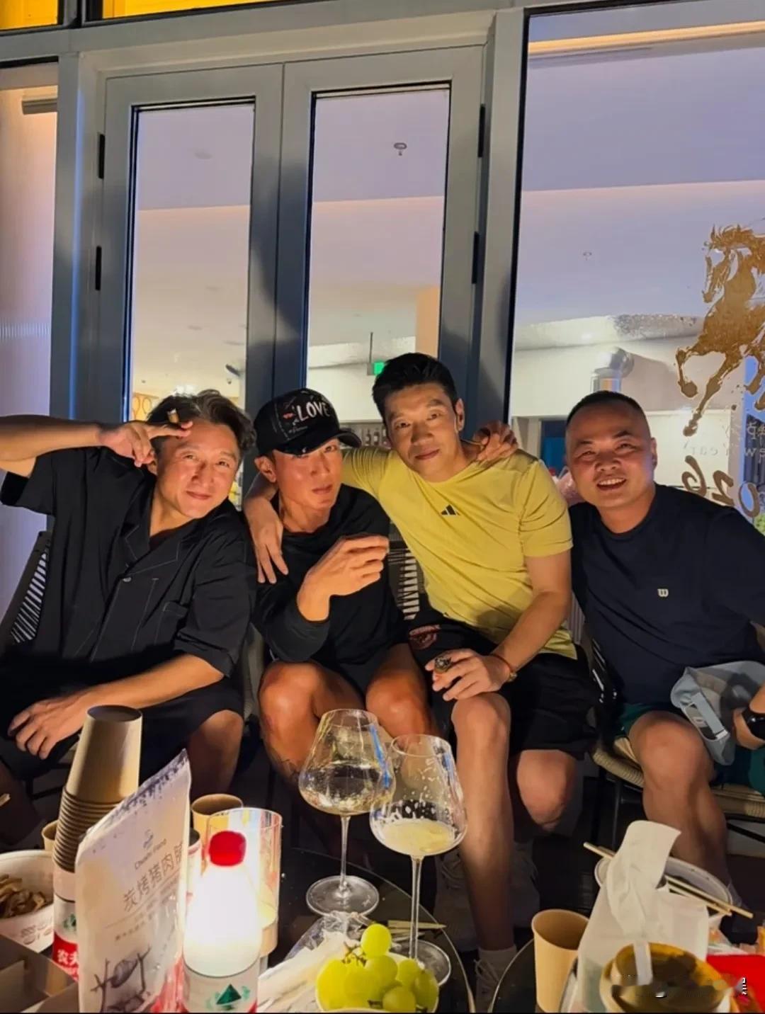果然是无债一身轻呀！
冉莹颖、邹市明一家子跟吴尊一家子约球，夫妻俩肉眼可见的好心