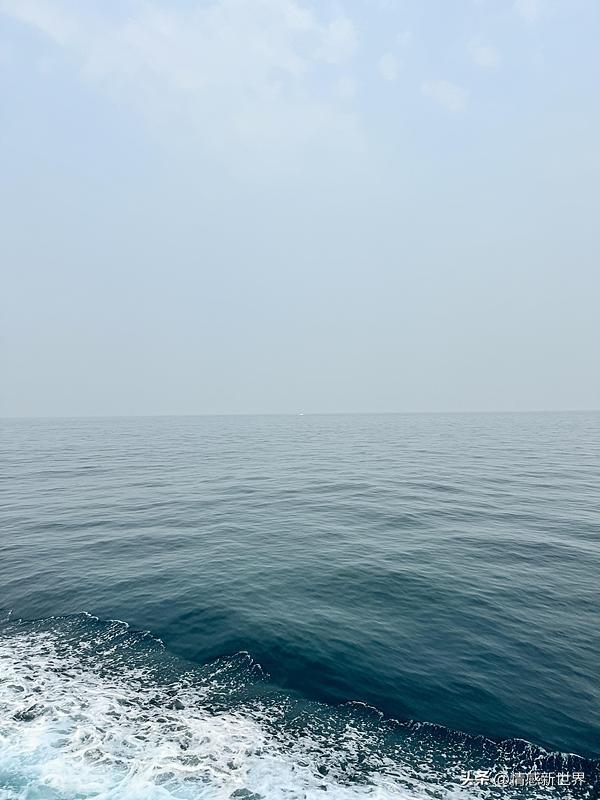 相册里有张大海的照片，一直治愈着我。那是在三亚旅游时拍的。照片里，天空湛蓝如宝石