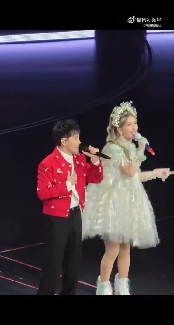 谢娜林志颖合唱 在演唱会的舞台上面能够听到谢娜林志颖合唱，真的是太有回忆了呀，感