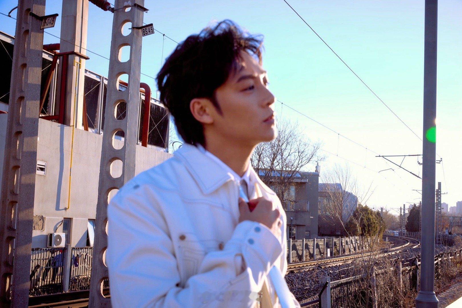 伍嘉成把跨年晚会开成演唱会了 看了伍嘉成的跨年舞台终于明白：有人靠舞美撑场，有人