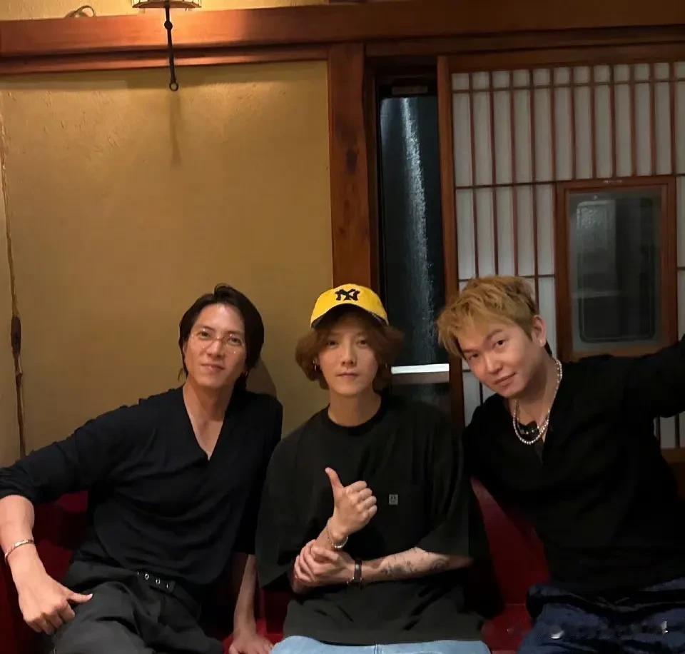 鹿晗追星成功山下智久，我发现3个细节。

第一，鹿晗的装扮很像日本人，也许是为了