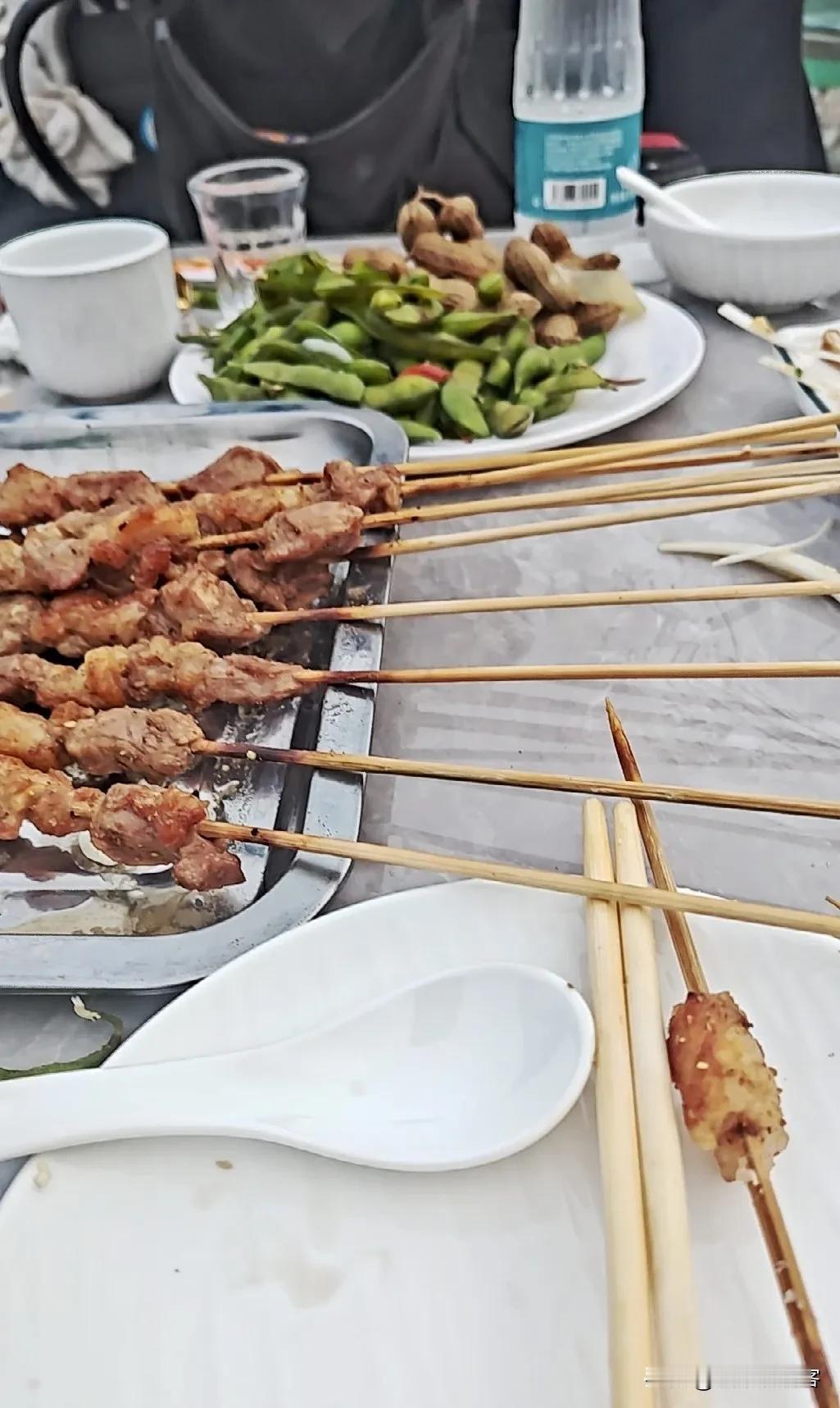 上午醒酒，

中午戒酒，

晚上找酒……