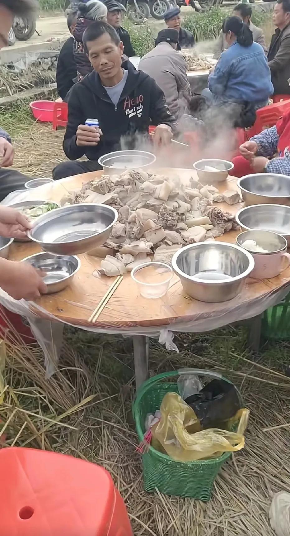 猜猜这是哪里的吃法？这么豪横！直接一桶洒桌上。这样也省了洗碗洗盘子了吧。第一次见