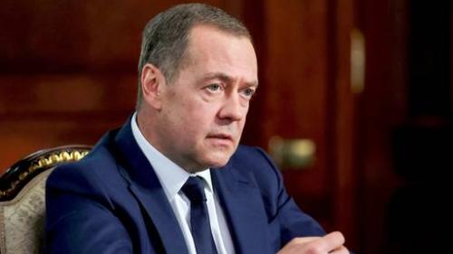 3月3日，俄罗斯前总统梅德韦杰夫警告美国：“如果特朗普继续他疯狂的犯罪政权更迭，