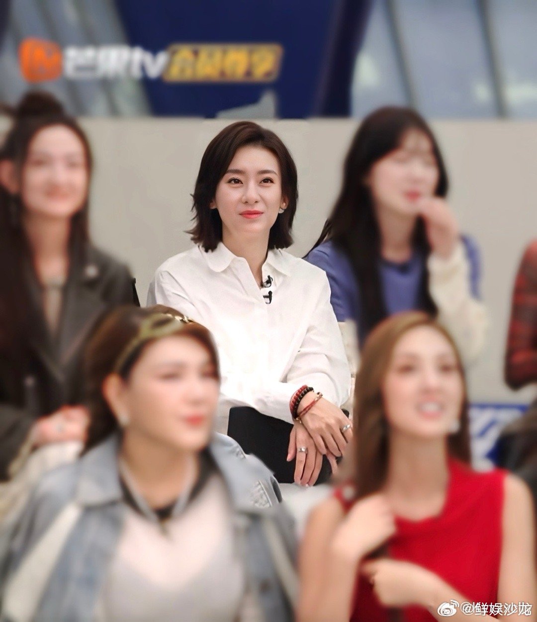 谁懂啊！侯宇小考写一整手小抄，真的有在认真备战乘风舞台侯宇小考写了一整个手的小抄