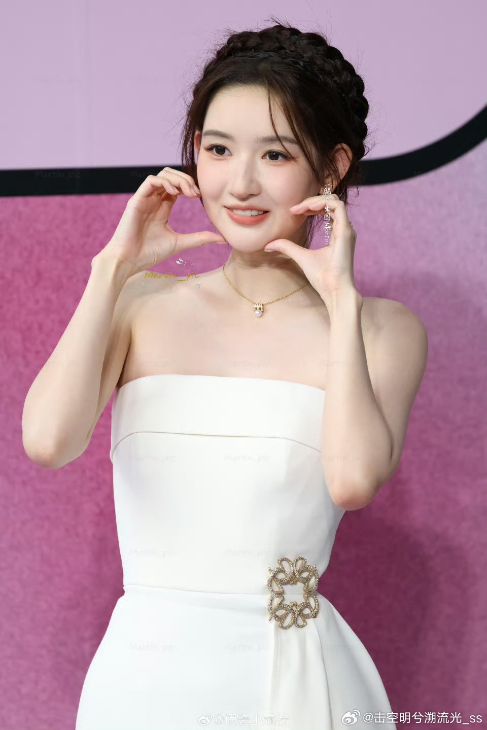 甜度持续加载中！王玉雯花式比心生图，各式各样花式比心轮番上线，不刻意不做作，随性