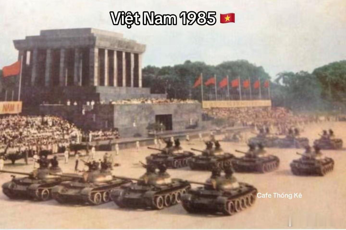 越南国庆80周年，民众看老照片忆昔抚今。 ​​​