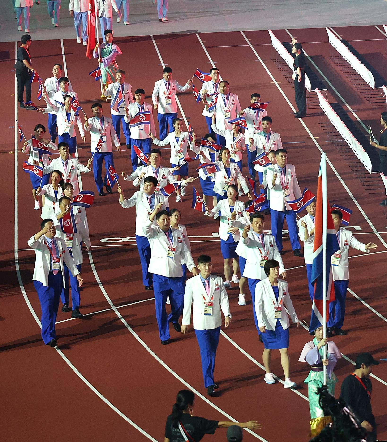 亚运会开幕式 🇰🇵朝鲜代表团入场后面这个不知道是不是正植兄🧐 ​​​