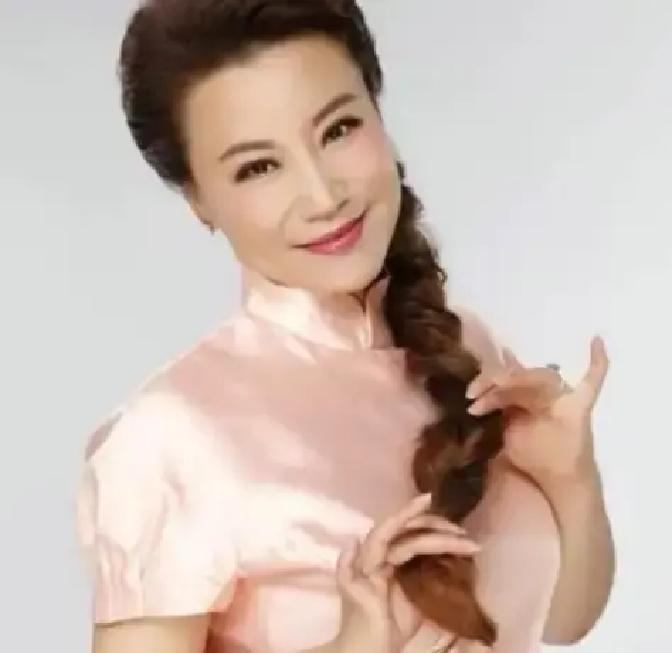 王为念45岁那年净身出户，把全部家当留给了小香玉。
从95年到2000年，他把积