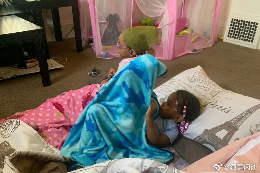 美联社— 警方称，周四，在克利夫兰被发现埋在行李箱里 的两名幼女的母亲被控两项加