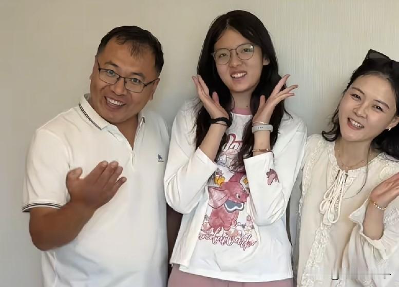 大艺一家三口，妈妈才是真正的日子幕后推手，这个爸爸真厉害，从小学跟到初中 都在一