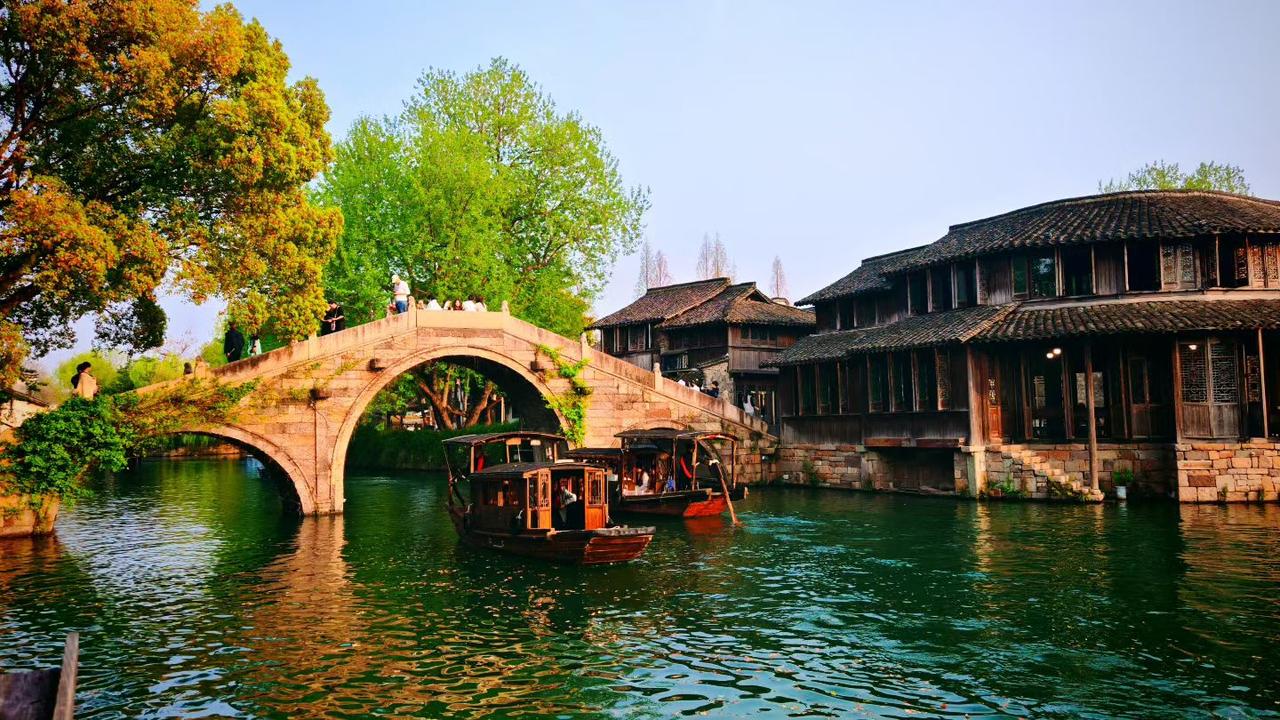 春日生活打卡季春水绕古巷，乌篷载春光。一船摇过江南的温柔，把日子晃成了诗。