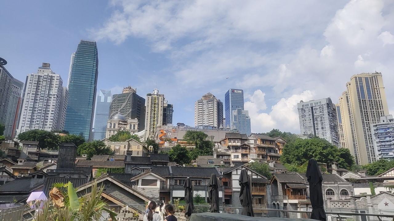 十八梯是不是全推倒复建的？
↓↓
之前逛十八梯的时候特意跟本地老住户聊过，根本不