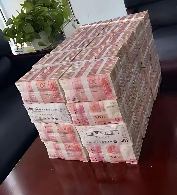 朋友们，我敢打赌，要是谁能一眼猜出来这里有多少现金的，绝对是一位赚大钱高手。
