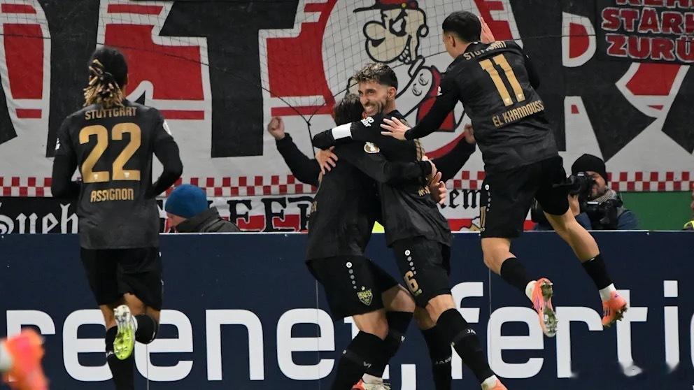 斯图加特主帅小赫内斯真乃神人也，上轮联赛对阵美因茨，小赫内斯把输给费内巴切的11