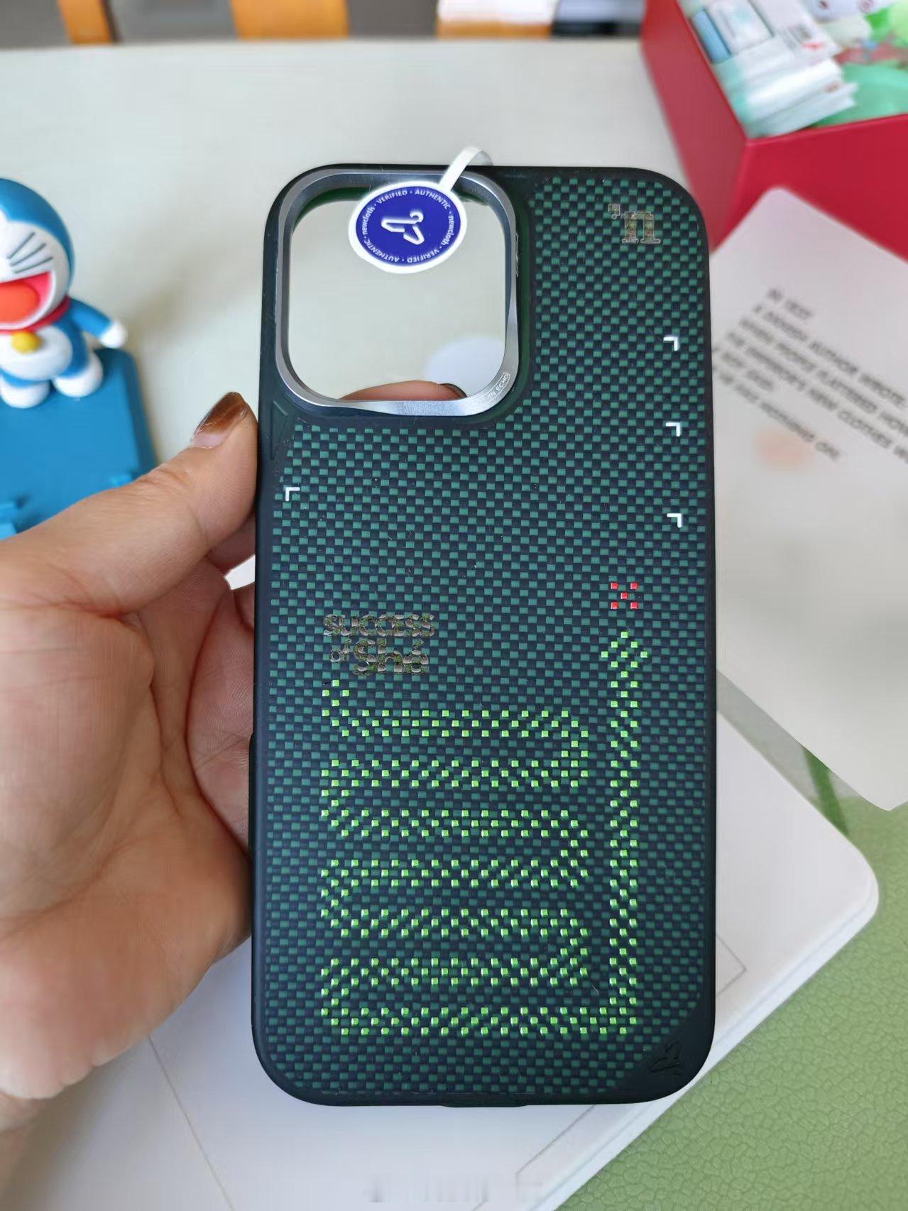 苹果蛇年手机壳售价398元 看我的手机壳怎么样漂亮吧？newcloth它家的，刚